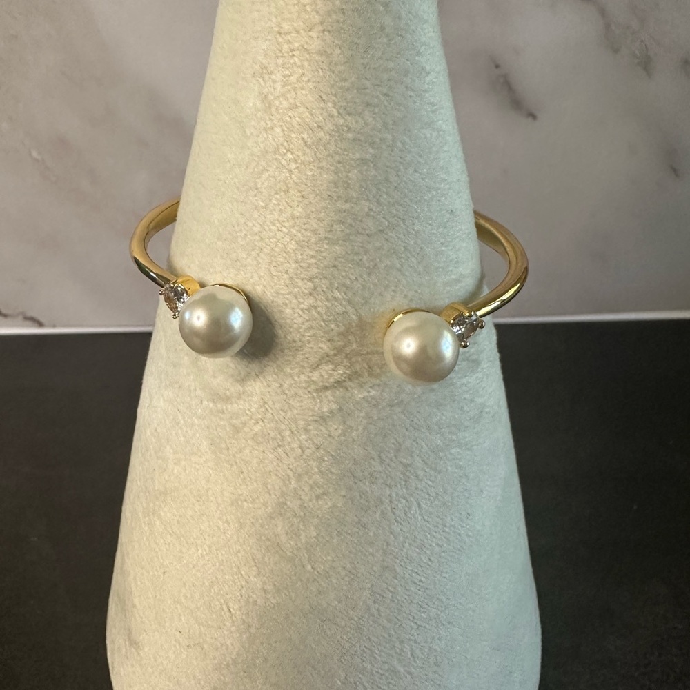 Kate Spade Pearl & Crystal Open Bangle Bracelet – NEW
✨ Elegant • Feminine